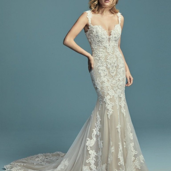 Gorgeous Maggie Sottero Lace Fit Wedding Dress - Picture 2 of 8